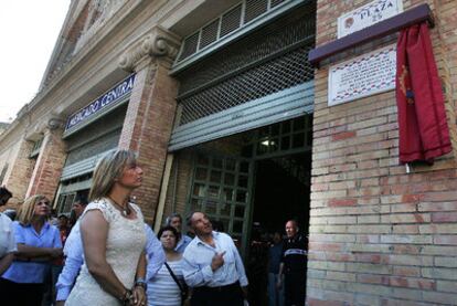 Sonia Castedo, ayer, tras descubrir la placa en recuerdo del bombardeo del mercado de Alicante.