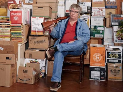 El escritor Chris Offutt, rodeado de la colección de material pornográfico de su padre.