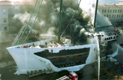 Incendio del velero de nombre 'Lamo' en el Muelle del Reloj del puerto de Barcelona.
