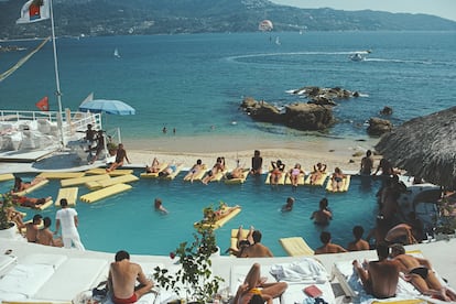 Veraneantes en una piscina al lado del mar en Mazatlán, México, en 1984.