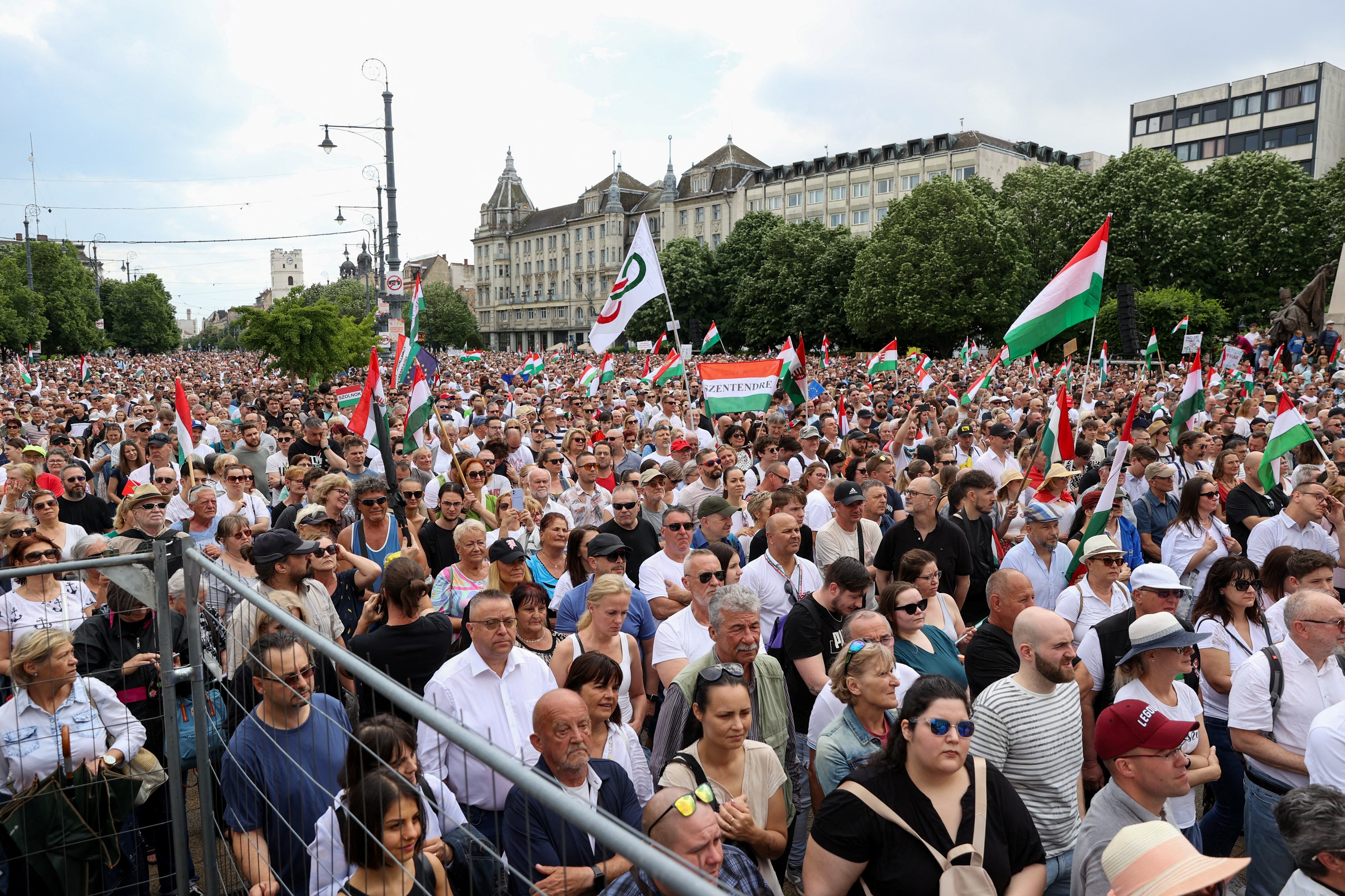 La multitud congregada este domingo en Debrecen, en el acto convocado por Péter Magyar. 