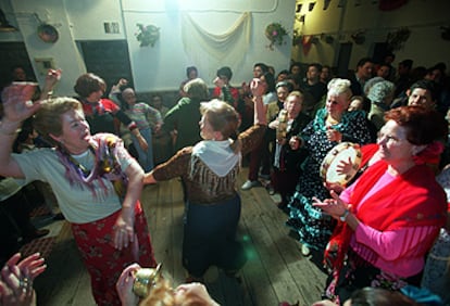 Un grupo de corraleras bailan sevillanas durante la fiesta de las Cruces de Mayo en las calles y los patios de Lebrija.