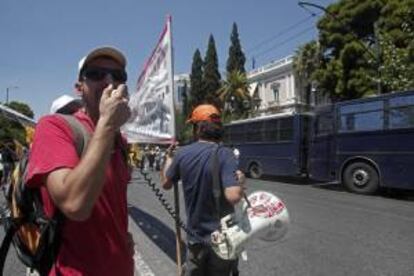 Manifestantes protestan frente al Ministerio de Reforma Administrativa en Atenas (Grecia). Los manifestantes protestan en contra del nuevo plan de gobierno por el cual cerca de 12.500 trabajadores sern involuntariamente trasladados y sus sueldos sern reducidos en un 75 por ciento durante ocho meses e incluso podran ser despedidos en caso de no encontrar otro puesto para ellos.