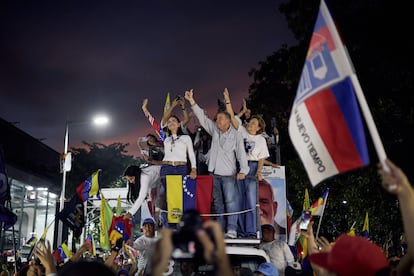 Edmundo González y Corina Machado en un mitin de cierre de campaña en Caracas.