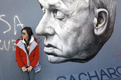 Una de las pinturas de la East Side Gallery, 1.300 metros del muro de Berlín que se han conservado.