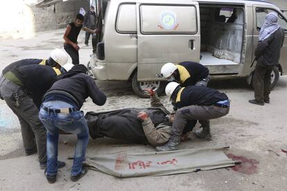 Voluntarios de la organizacin Cascos Blancos trasladan a un herido de los ataques areos en Ghota, el 23 de febrero.