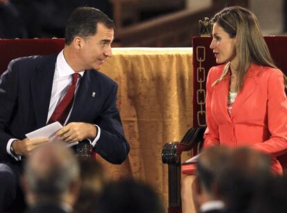 Los Príncipes de Asturias y de Viana, don Felipe y doña Letizia, conversan durante el acto de entrega del premio Príncipe de Viana de la Cultura 2014.