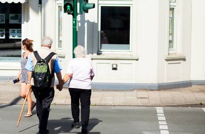 Una pareja cruza un paso de peatones en Alemania.