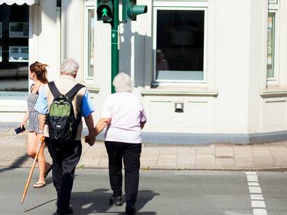 Una pareja cruza un paso de peatones en Alemania.