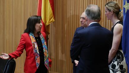 Margarita Robles (izquierda), a su llegada a la Comisión de Defensa del Congreso de los Diputados.