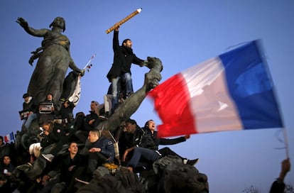 Um homem segura um lápis gigante em uma marcha realizada nas ruas de Paris em homenagem às vítimas do atentado terrorista ao semanário 'Charlie Hebdo'.