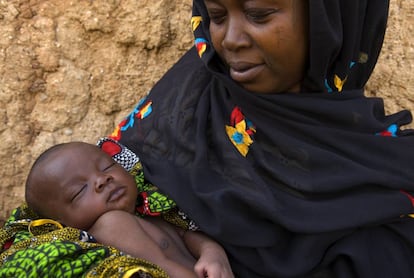 Un madre sostiene a su beb&eacute;. 