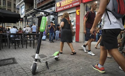 Un patinete eléctrico de alquiler de la empresa Lime, que el Ayuntamiento retiró por carecer de permiso municipal. 