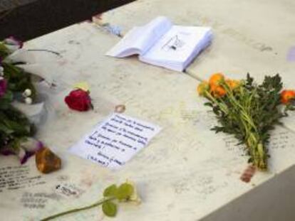 Fotografía facilitada por www.rutascervantes.es que muestra la tumba del escritor argentino Julio Cortázar en el cementerio parisino de Montparnasse.