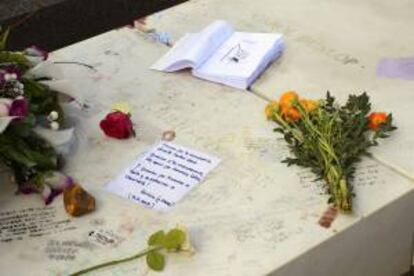 Fotografía facilitada por www.rutascervantes.es que muestra la tumba del escritor argentino Julio Cortázar en el cementerio parisino de Montparnasse.