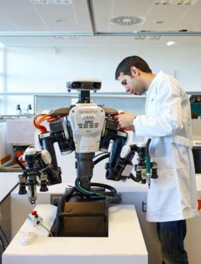 Un técnico de Tecnalia trabaja con el robot humanoide "Hiro" en las instalaciones de Tecnalia.