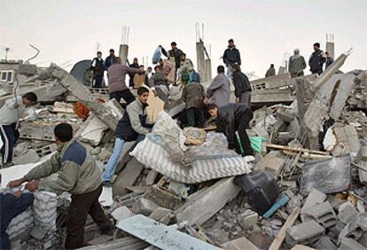 Un grupo de palestinos, sobre las ruinas de las casas destruidas por el Ejército israelí.