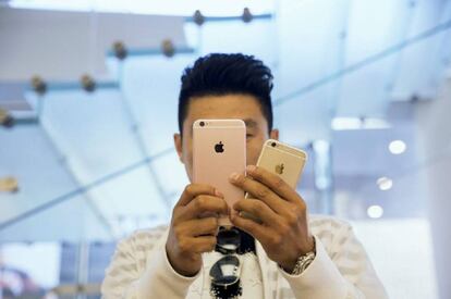 Un iPhone sostiene dos iPhone 6.