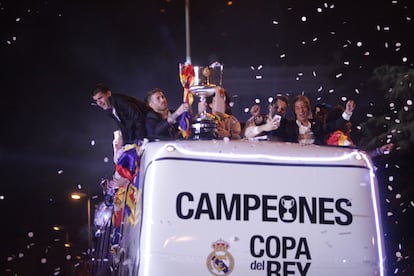 Sergio Ramos sujeta el trofeo conseguido por su equipo al ganar al Barcelona en la final de la Copa del Rey.