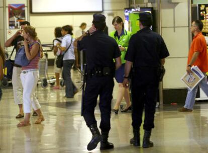 Policas nacionales patrullan la terminal T-1 del aeropuerto de Barajas.