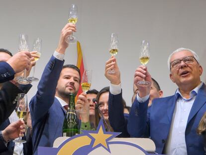 Jakov Milatovic, en el centro a la izquierda, celebra su triunfo en las elecciones de Montenergo desde la sede de su partido, Europa Ahora, el domingo 2 de abril.