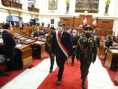 El presidente de Perú, Martín Vizcarra, sale del Congreso, este martes.