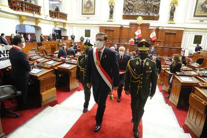 El presidente de Perú, Martín Vizcarra, sale del Congreso, este martes.