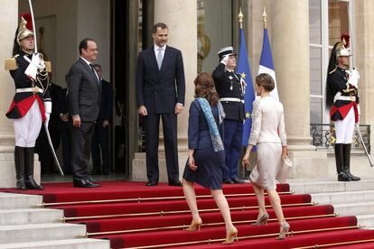 Desde el Arco de Triunfo, los Reyes se han dirigido al palacio presidencial. La comitiva ha recorrido los Campos Elíseos, cerrados al tráfico durante unas horas y adornados desde hace días con banderas de los dos países. Solo la reina de Inglaterra, Isabel II, había tenido hasta ahora este privilegio. A su llegada han sido recibidos por el presidente francés y por la ministra de ecología, Ségolène Royal.