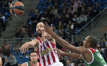 Spanoulis pasa entre la defensa local.