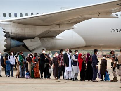 Decenas de refugiados afganos llegan a la base aérea de Torrejón de Ardoz (Madrid) el 24 de agosto.