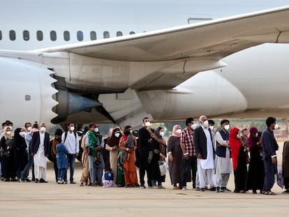 Varios refugiados afganos llegan a la base aérea de Torrejón de Ardoz a 24 de agosto de 2021.