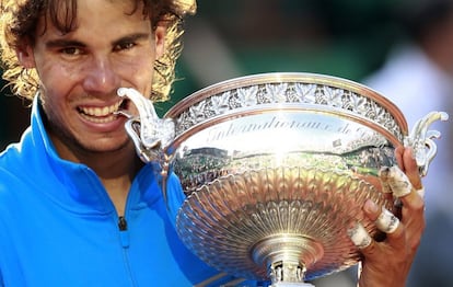 Roland Garros 2011. Nadal muerde el trofeo tras vencer al suizo Roger Federer: 7-5, 7-6 (3), 5-7 y 6-1.