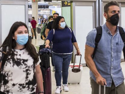 Viajeros a su llegada a la Terminal T4  del Aeropuerto Adolfo Suárez Madrid-Barajas, este lunes.