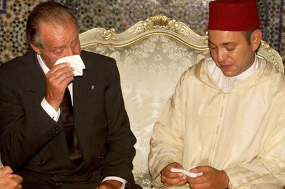 Don Juan Carlos, junto a Mohamed VI, visiblemente emocionados en su encuentro previo a los funerales por Has&aacute;n II, en 1999.