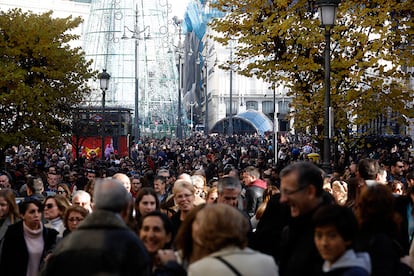 Centenares de personas abarrotan la Puerta de Sol de Madrid durante el puente de la Constitución.