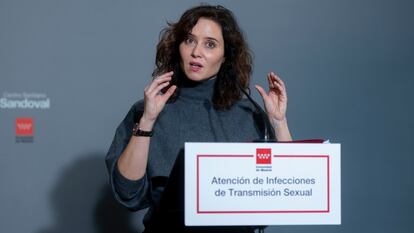 La presidenta de la Comunidad de Madrid, Isabel Díaz Ayuso, interviene tras su visita a las instalaciones del Centro público Sanitario Sandoval, adscrito al Hospital Clínico San Carlos, este martes.