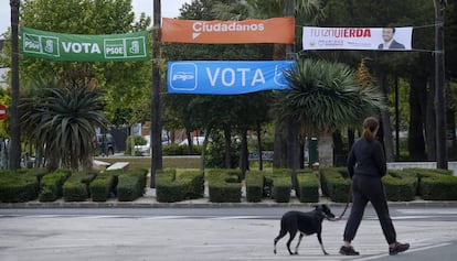 Pancartas electorales en un parque de la localidad sevillana de Bollullos de la Mitación.