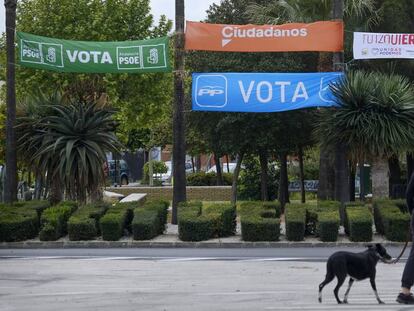 Pancartas electorales en un parque de la localidad sevillana de Bollullos de la Mitación.