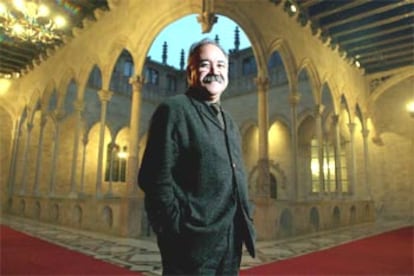 Josep Lluís Carod,  <i>conseller en cap</i> del Gobierno de la Generalitat, en el claustro del palacio donde tiene su sede el Ejecutivo catalán.
