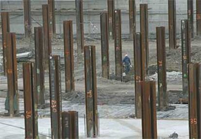 No sólo la naturaleza se confunde en ocasiones con el arte; también construcciones tan poco naturales como las debidas a la mano del hombre. Es el caso de las columnas metálicas que van a sustentar el centro comercial y de ocio Zubiarte de Bilbao, que se está edificando junto al puente de Deusto. Se trata de una de las grandes obras previstas en la zona de Abandoibarra, entre el Gugenheim y el Palacio Euskalduna. El centro, con una inversión de 100 millones, aporta el complemento comercial a los usos culturales, residenciales y de oficinas de la zona.