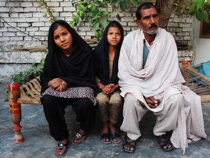 El esposo de Asia Bibi y dos de sus hijas. Han huído de su pueblo y se refugian en un lugar secreto.