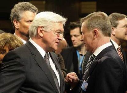 El ministro alemán Frank-Walter Steinmeier (izquierda) y el viceprimer ministro ruso, Serguéi Ivanov.