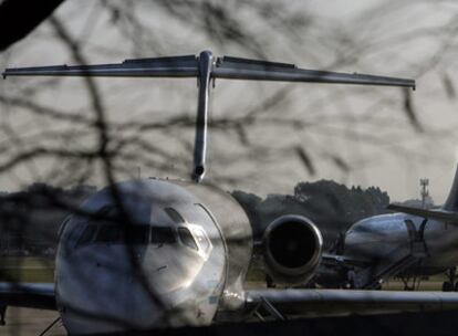 Un avión de Aerolíneas Argentinas permanece en el aeropuerto Jorge Newbery de Buenos Aires