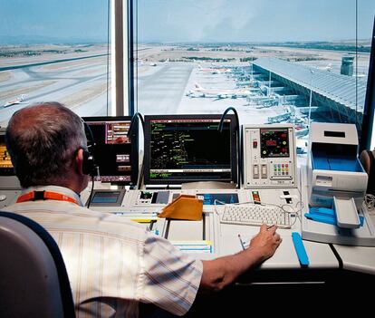 Desde la Torre de Control Norte se regulan los movimientos de los aviones, sus despegues y aterrizajes. En Barajas existen otras dos torres que gestionan una parte limitada de las maniobras que realizan las aeronaves antes de llegar a las calles de rodaje.