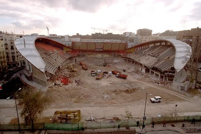 Este mismo año, se iniciaron los trabajos de demolición de los restos de la estructura que habían resistido al incendio, para después comenzar su completa reconstrucción.


Trabajos de demolición parcial del Palacio de los Deportes de la Comunidad de Madrid tras el incendio que lo destruyó, previos al inicio de las obras de reconstrucción. 10/12/2001