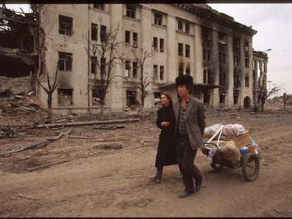 Una pareja atraviesa la devastada Grozny, la capital de Chechenia, en 1995. 