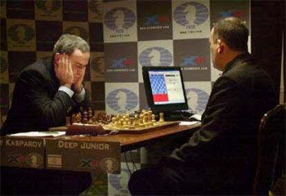 Gari Kaspárov, durante la segunda partida de su duelo contra <b></b><i>Deep Junior.</i>