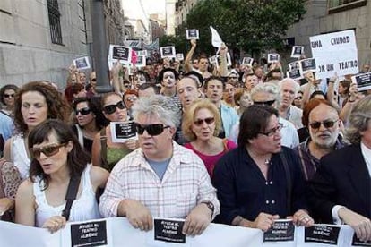 Aitana Sánchez-Gijón, Pedro Almodóvar, Marisa Paredes y el coreógrafo José Antonio, en la cabeza de la manifestación.