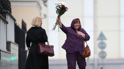 La premio Nobel de Literatura Svetlana Alexievich saluda a sus simpatizantes a su llegada a una comisión oficial bielorrusa para ser interrogada por las protestas opositoras.