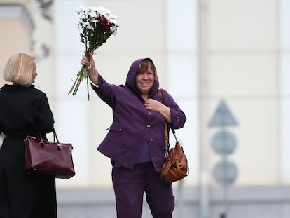 La premio Nobel de Literatura Svetlana Alexievich saluda a sus simpatizantes a su llegada a una comisión oficial bielorrusa para ser interrogada por las protestas opositoras.